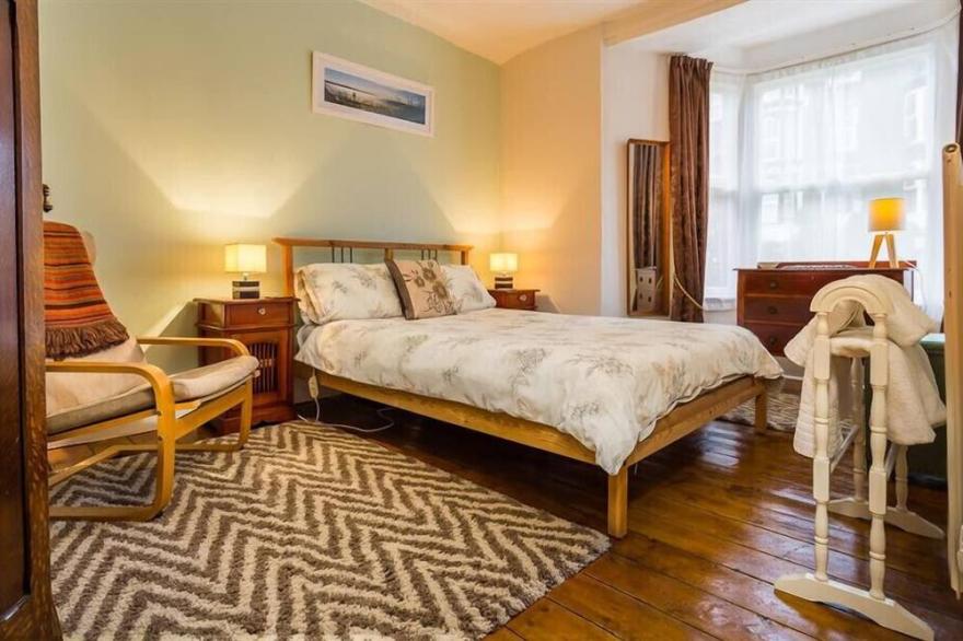 CATH'S COTTAGE, pet friendly, with open fire in Bowness-On-Windermere