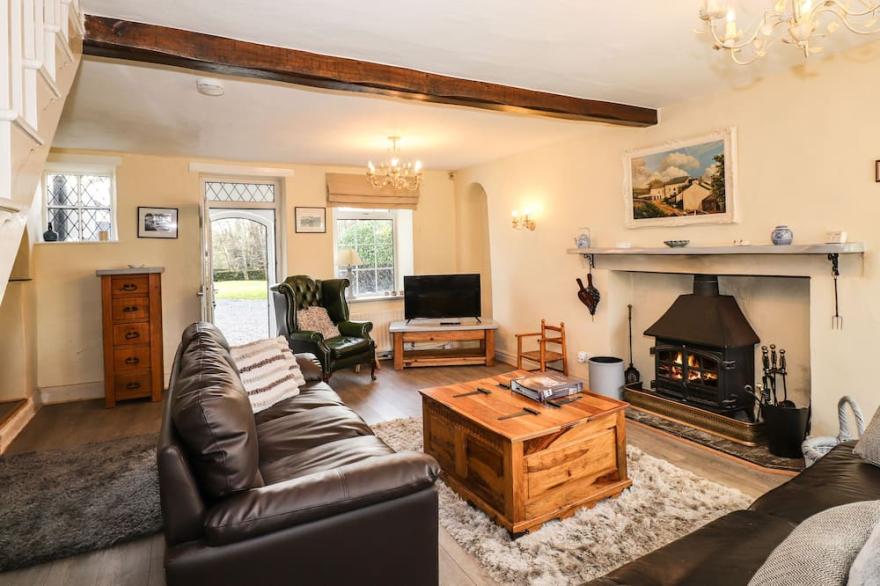 SMITHY COTTAGE AT BOWLAND BRIDGE, pet friendly in Bowland Bridge