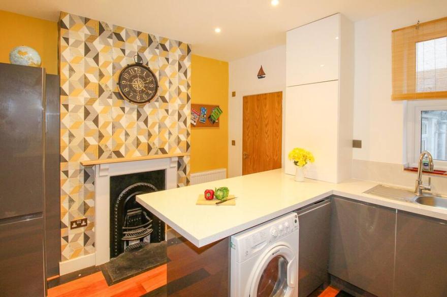 PAM'S HOUSE, pet friendly, with a garden in Weymouth