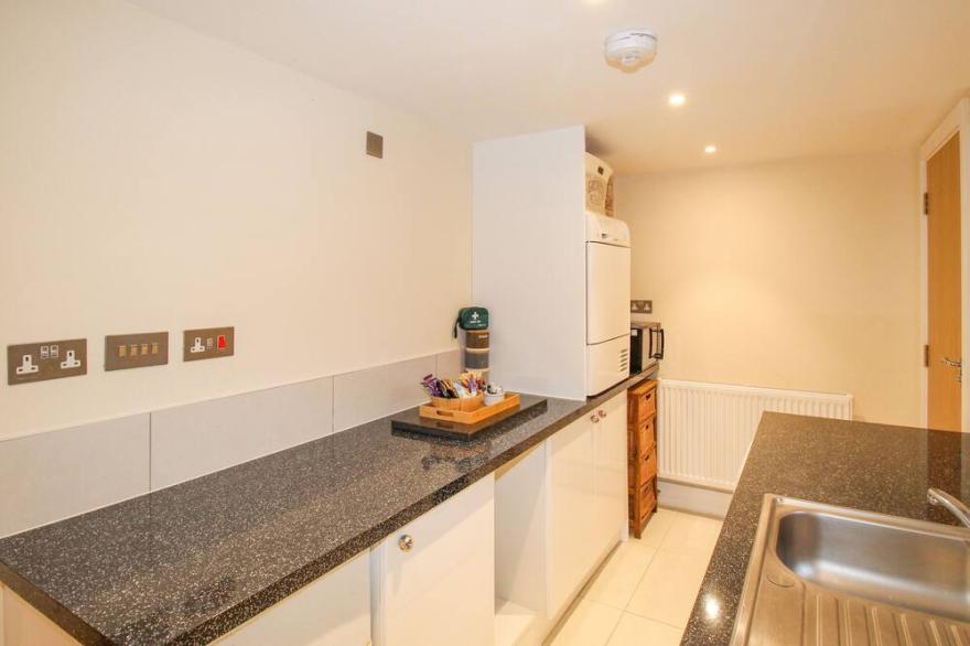 PAM'S HOUSE, pet friendly, with a garden in Weymouth