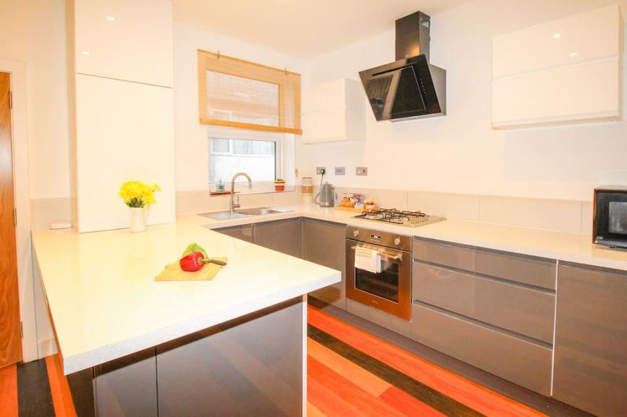 PAM'S HOUSE, pet friendly, with a garden in Weymouth