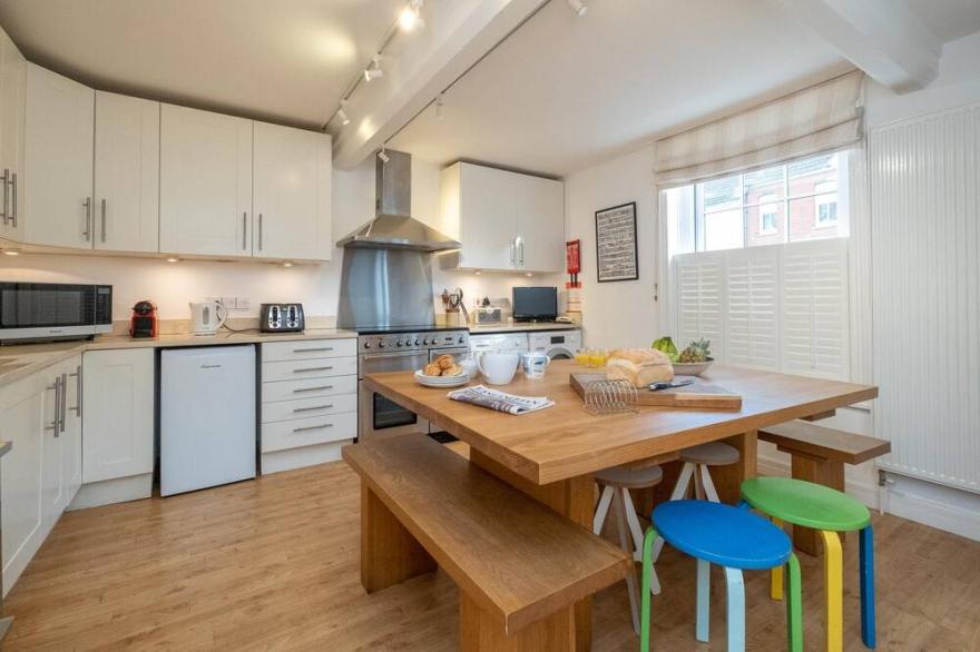 The Pink House, Aldeburgh - sleeps 10 guests  in 5 bedrooms