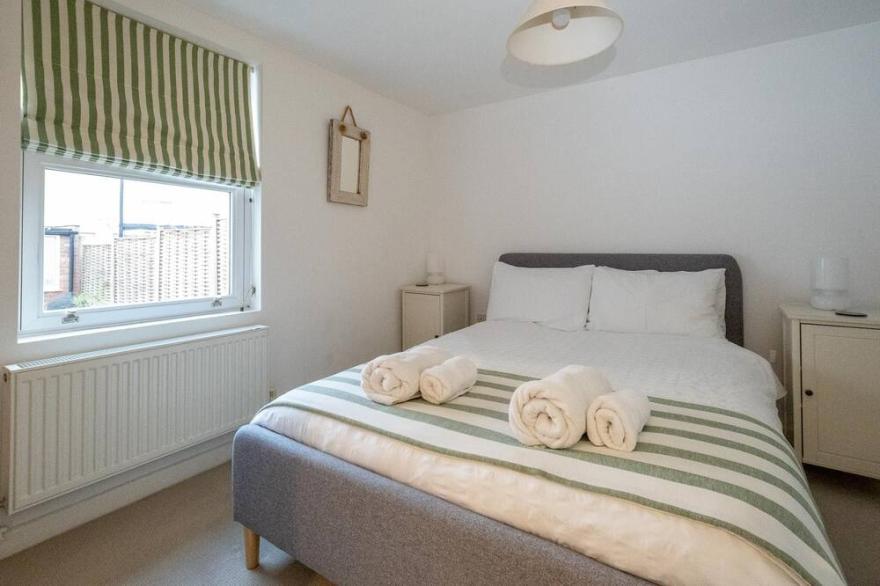 The Pink House, Aldeburgh - sleeps 10 guests  in 5 bedrooms