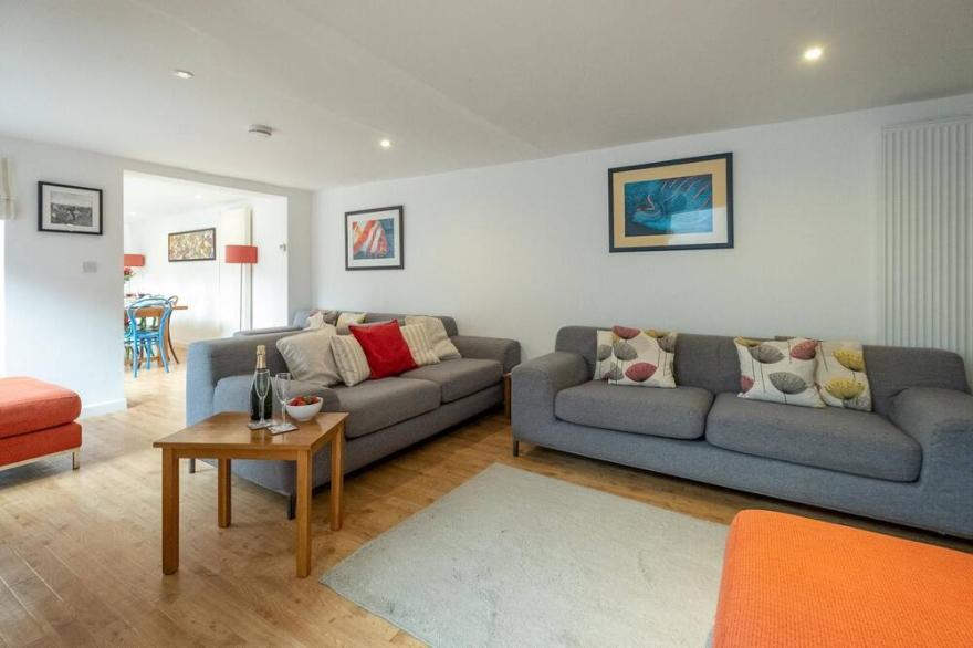 The Pink House, Aldeburgh - sleeps 10 guests  in 5 bedrooms