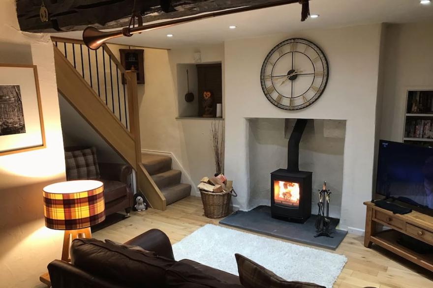 BURROW COTTAGE, with open fire in Bowness-On-Windermere