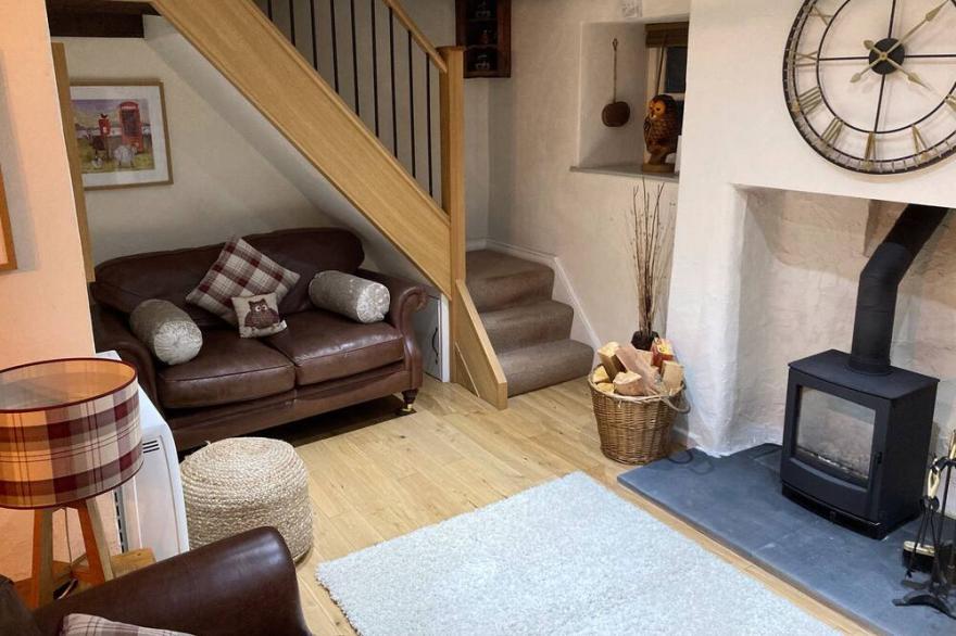 BURROW COTTAGE, with open fire in Bowness-On-Windermere