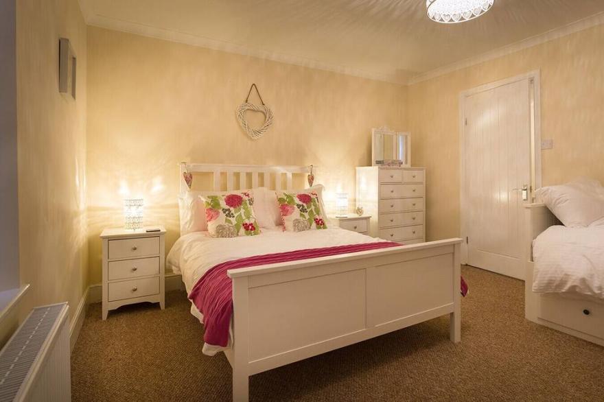 NOBLE COTTAGE, pet friendly, with open fire in Keswick