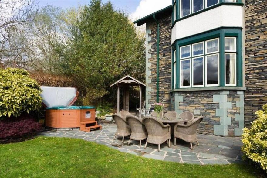 BRACKEN HOWE, family friendly, character holiday cottage in Ambleside