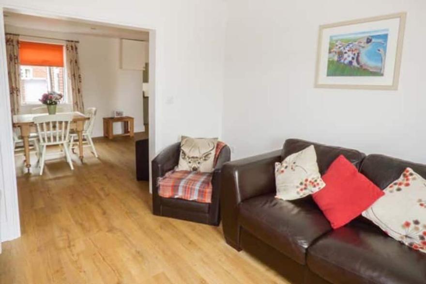 PEBBLE COTTAGE, pet friendly, character holiday cottage in Hinderwell