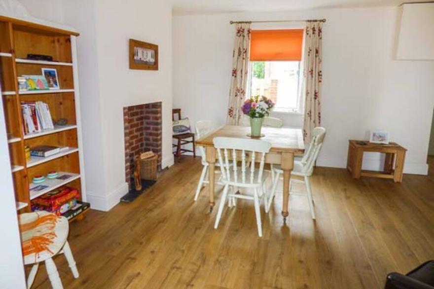 PEBBLE COTTAGE, pet friendly, character holiday cottage in Hinderwell
