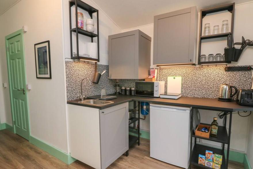 BACKSTAGE, pet friendly, character holiday cottage in Pitlochry