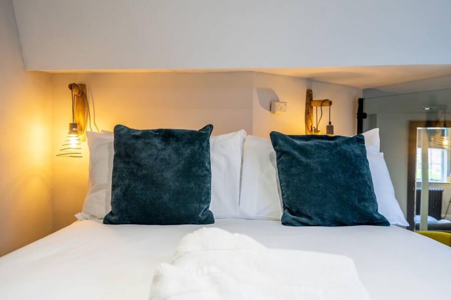 The School House - sleeps 2 guests  in 1 bedroom