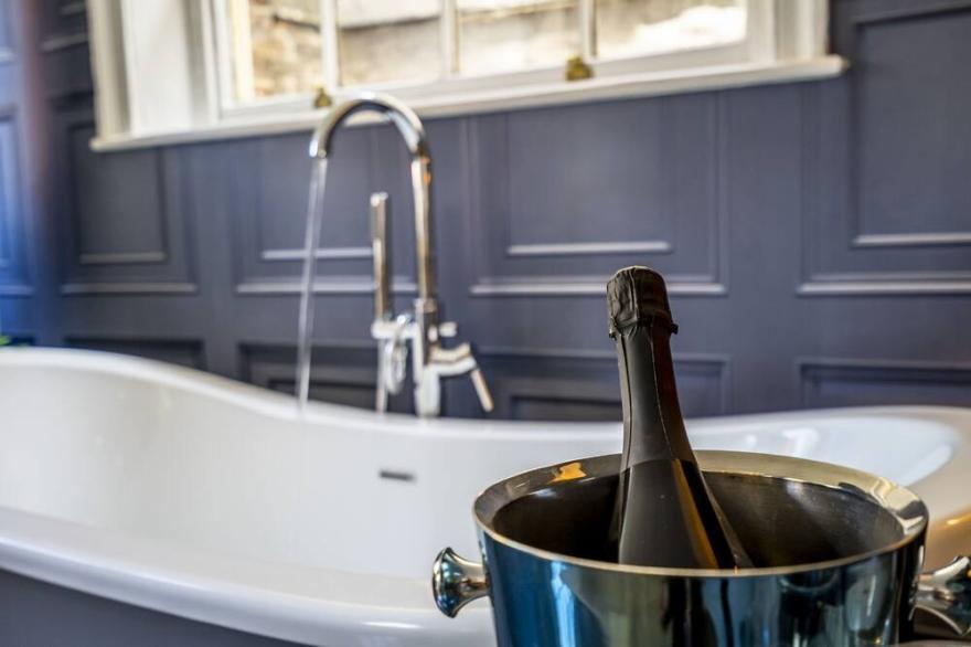 The School House - sleeps 2 guests  in 1 bedroom