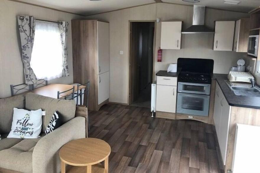 Beautiful cosy 2-Bed Caravan in Clacton-on-Sea