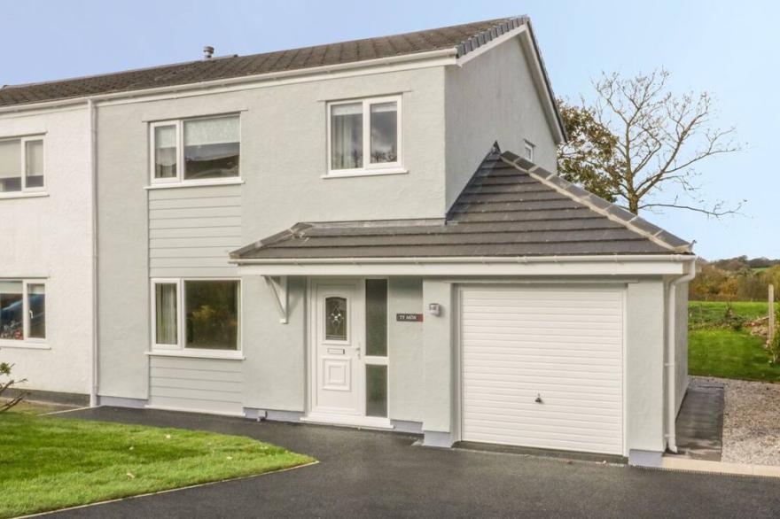 TY MON, pet friendly, country holiday cottage in Llandegfan