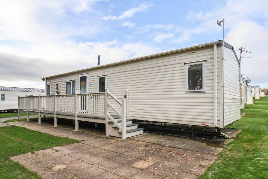 FOREST STAR, country holiday cottage, with pool in Cayton