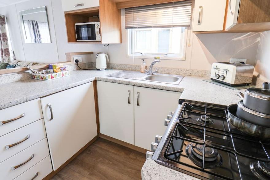 FOREST STAR, country holiday cottage, with pool in Cayton