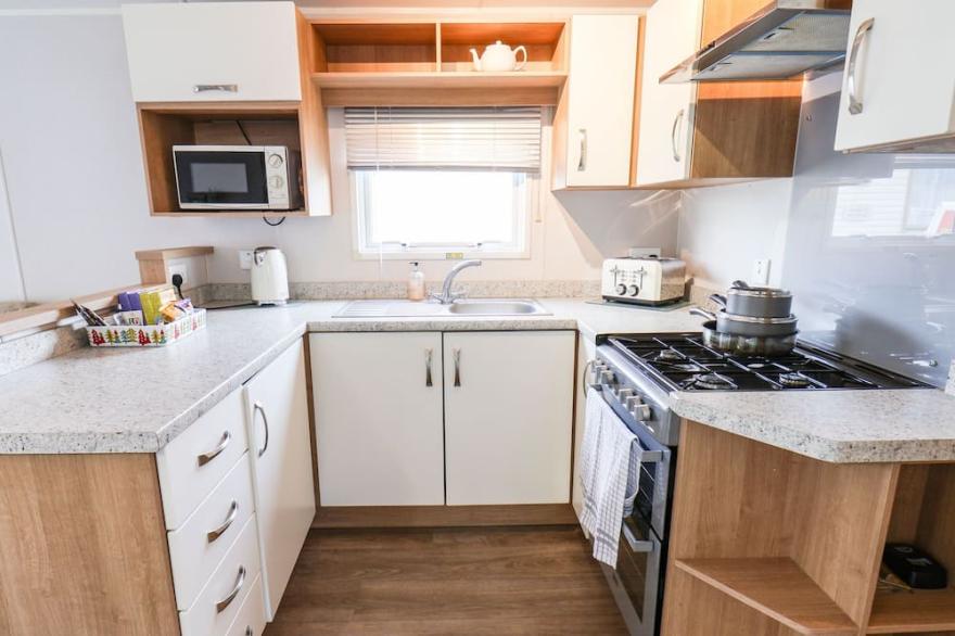 FOREST STAR, country holiday cottage, with pool in Cayton