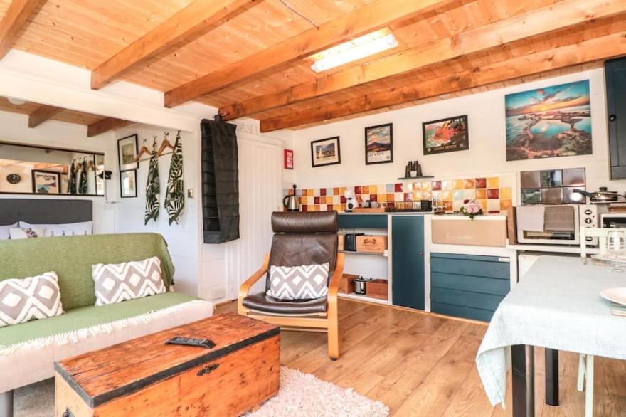 DART VIEW HIDEOUT, pet friendly, character holiday cottage in Totnes