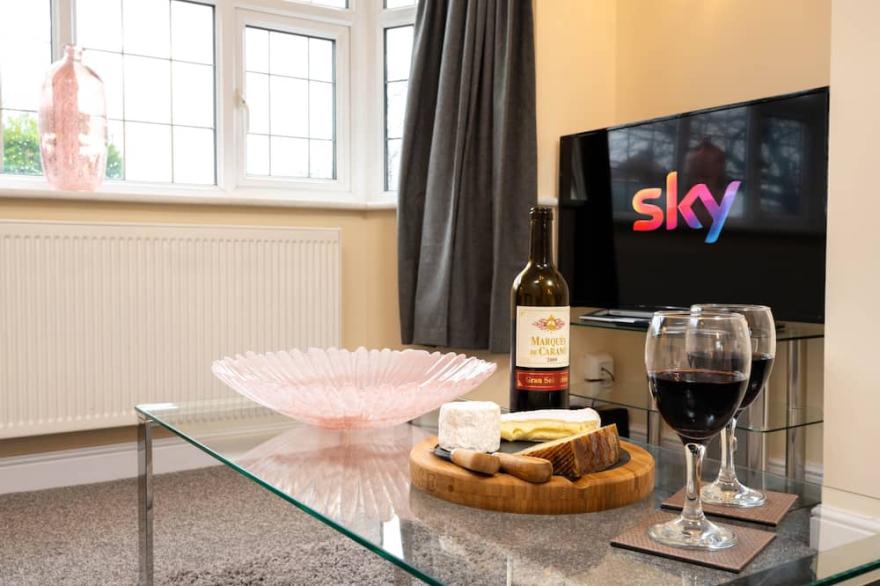 Sweetbriar -Stylish 4-Bed House near Airport, NEC, Resorts World Arena, Solihull