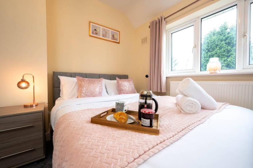 Sweetbriar -Stylish 4-Bed House near Airport, NEC, Resorts World Arena, Solihull