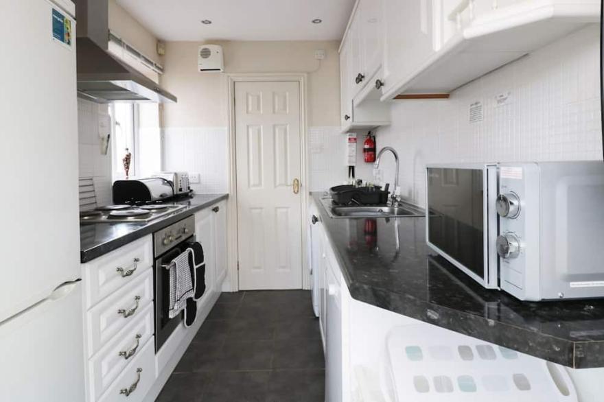 BEACHCOMBERS, pet friendly, character holiday cottage in St Merryn