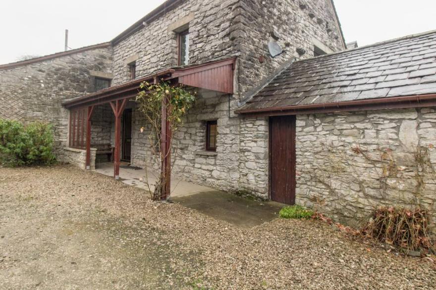 RIVEN OAK, pet friendly, character holiday cottage in Levens