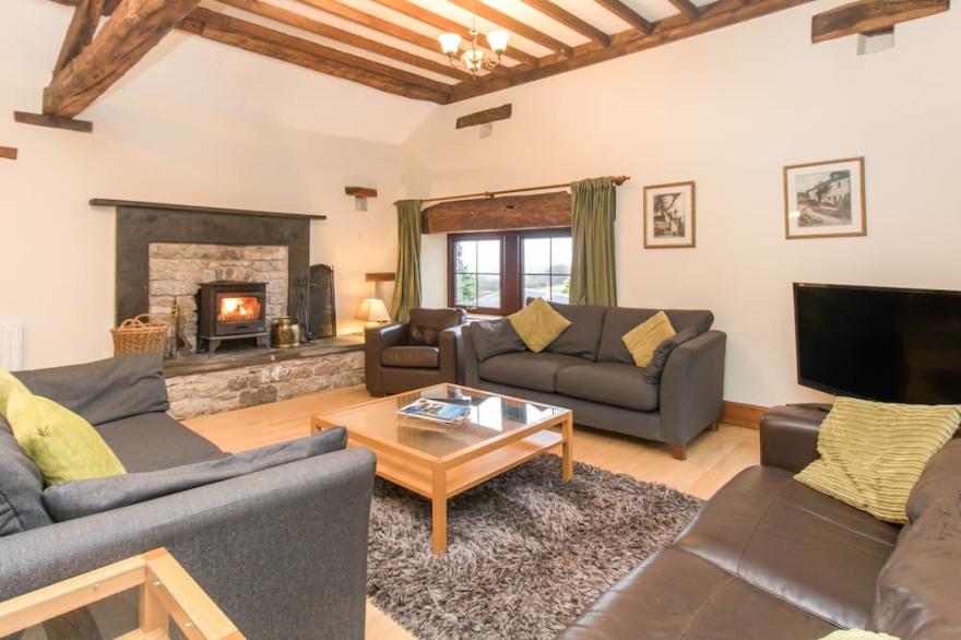 RIVEN OAK, pet friendly, character holiday cottage in Levens