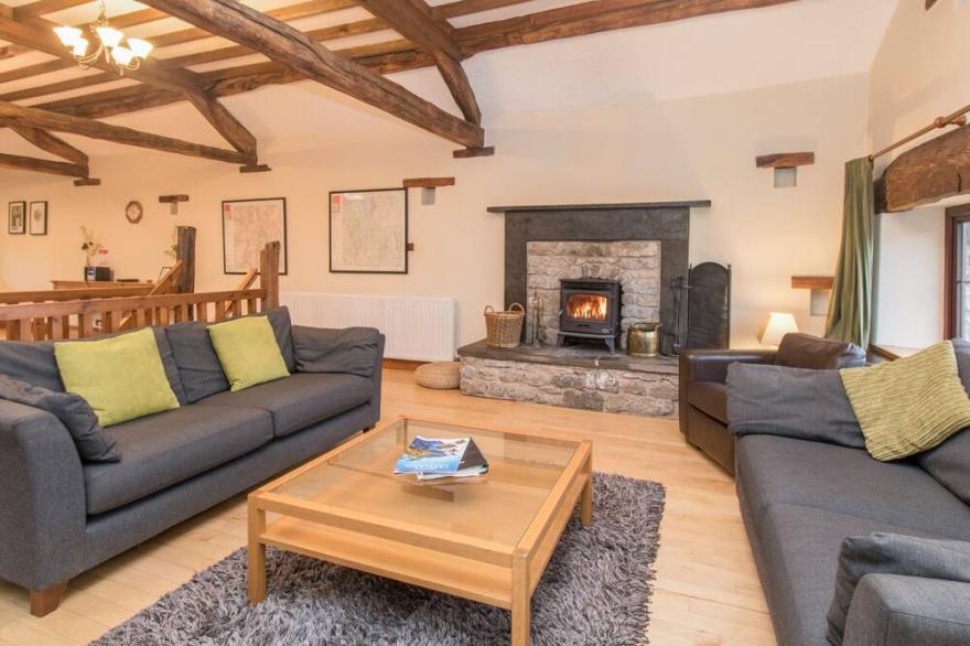 RIVEN OAK, pet friendly, character holiday cottage in Levens