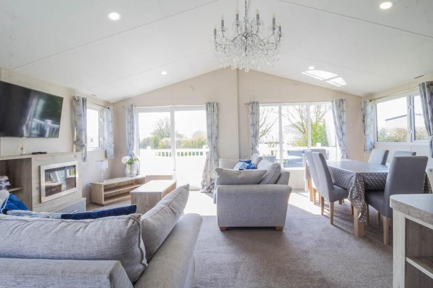 Stunning 6 berth lodge for hire at Skipsea Sands in Yorkshire ref 41077WF