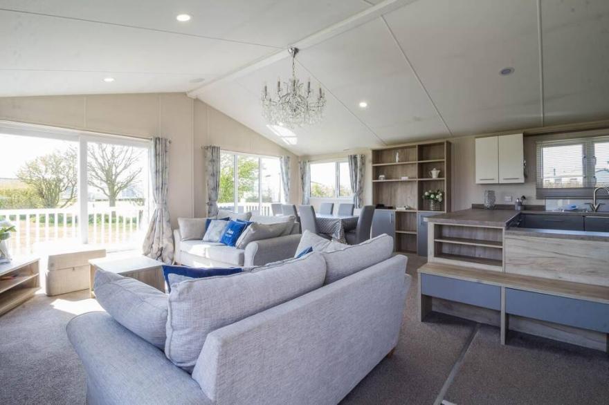 Stunning 6 berth lodge for hire at Skipsea Sands in Yorkshire ref 41077WF