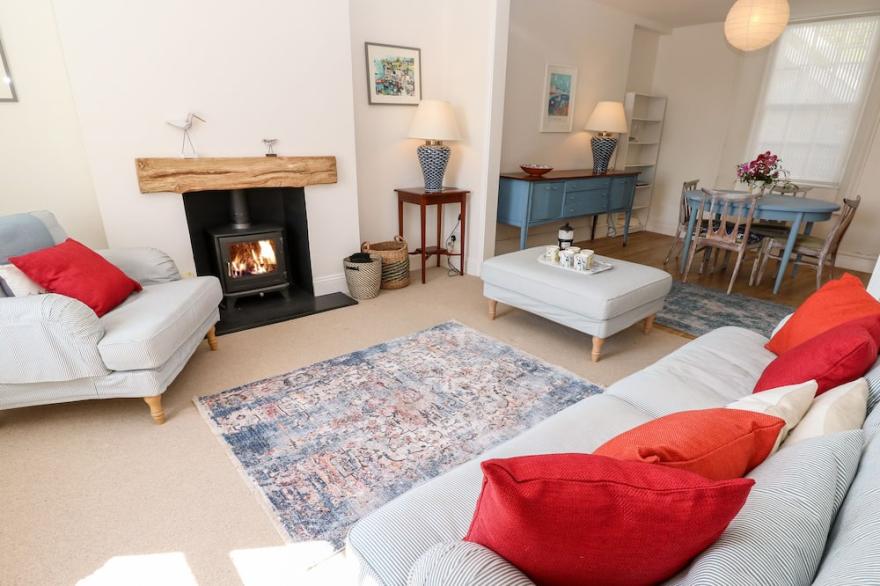 JASMINE COTTAGE, pet friendly, character holiday cottage in Falmouth