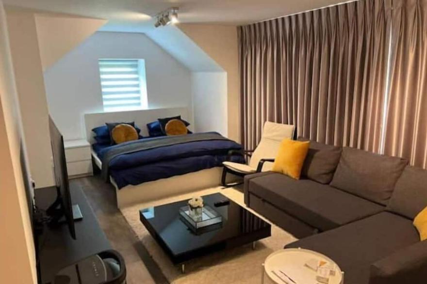 Cheerful 2 bedroom townhouse with free parking.