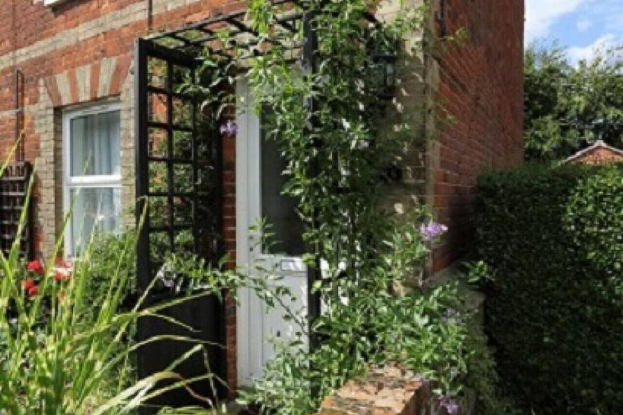 Clyde Cottage - Two Bedroom House, Sleeps 4