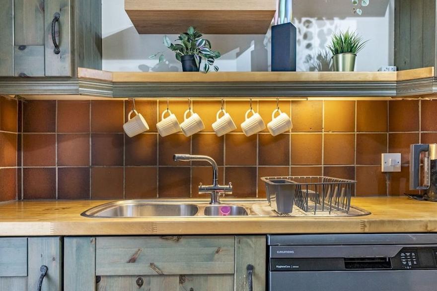 Pass the Keys | Fab Townhouse Near Queens with Huge TV & Recliners