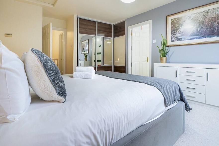 Pass the Keys | Fab Townhouse Near Queens with Huge TV & Recliners