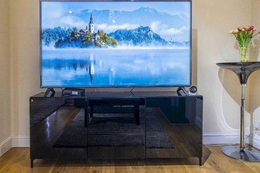 Pass the Keys | Fab Townhouse Near Queens with Huge TV & Recliners