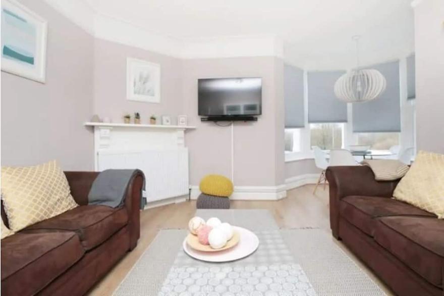 Pass the Keys | The Hexagon - Stylish Central Oxford Pad + Parking
