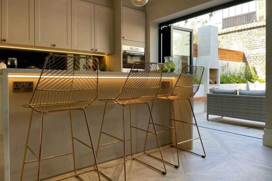 Hove 7 Bed Townhouse + Outdoor BBQ