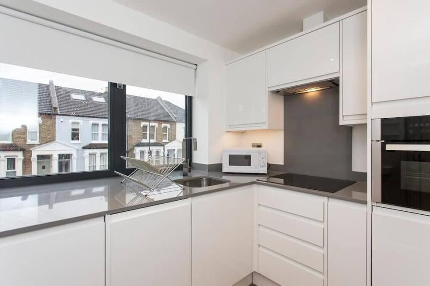 Spacious modern studio flat with garden in Manor House