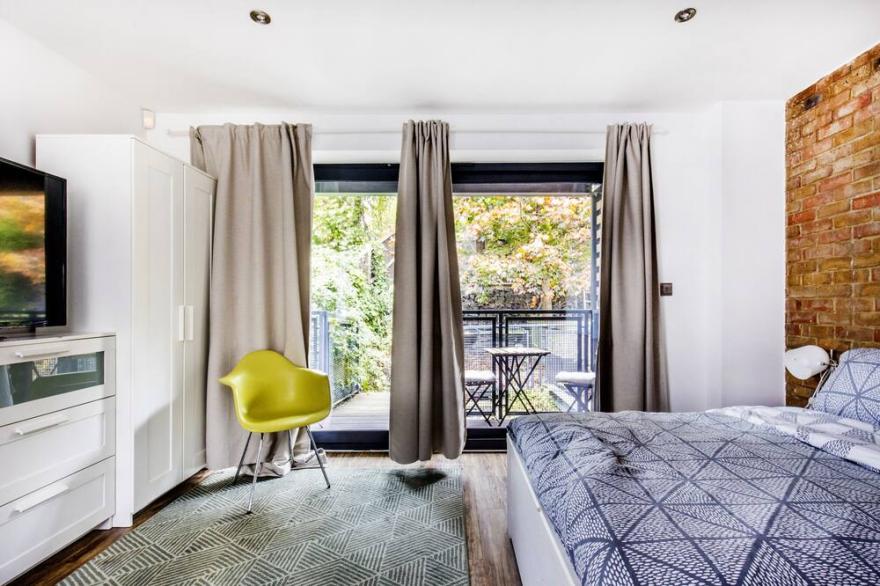 Spacious modern studio flat with garden in Manor House