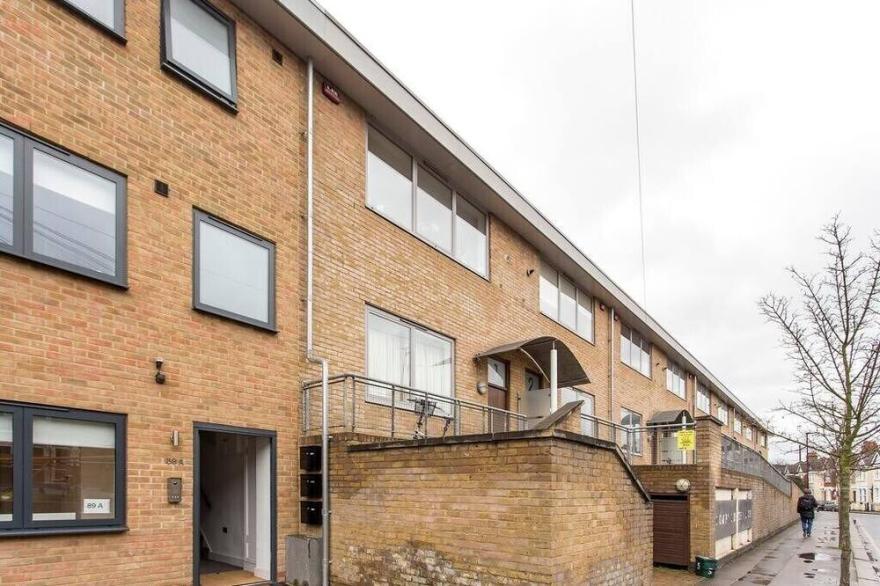 Spacious modern studio flat with terrace in Manor House