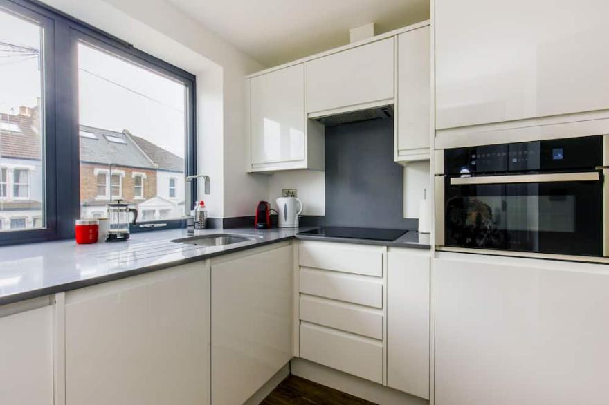 Spacious modern studio flat with terrace in Manor House