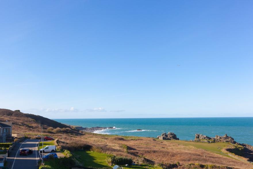 Stunning  luxury holiday home - sea views, garden and parking