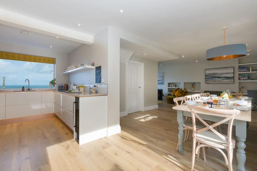 Stunning  luxury holiday home - sea views, garden and parking