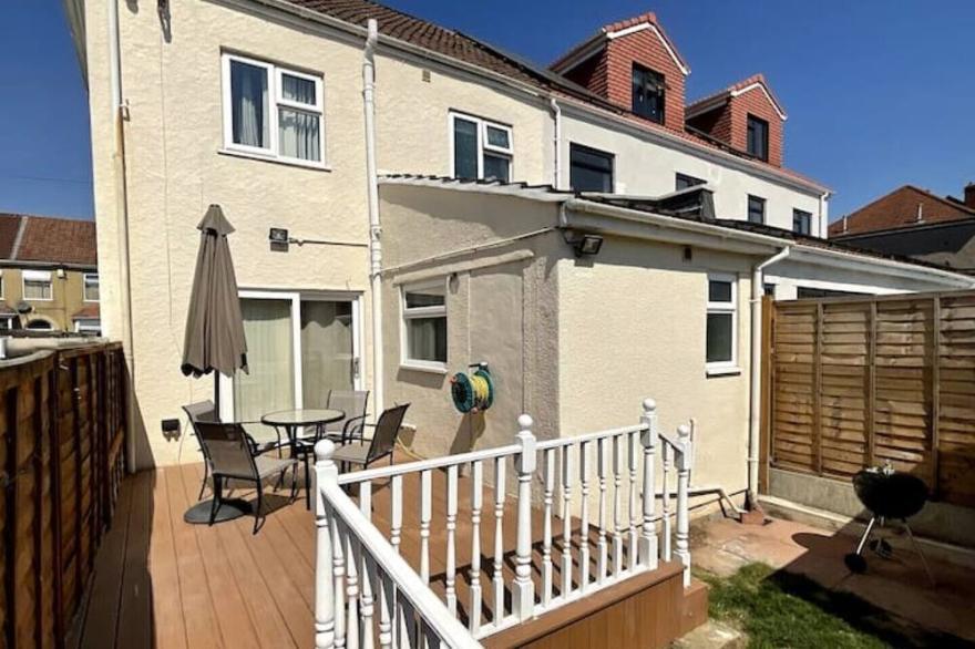 Exquisite 4 bed town house with free parking