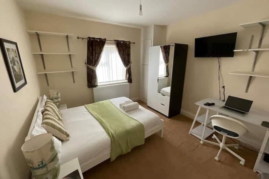 Exquisite 4 bed town house with free parking