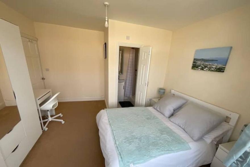 Exquisite 4 bed town house with free parking