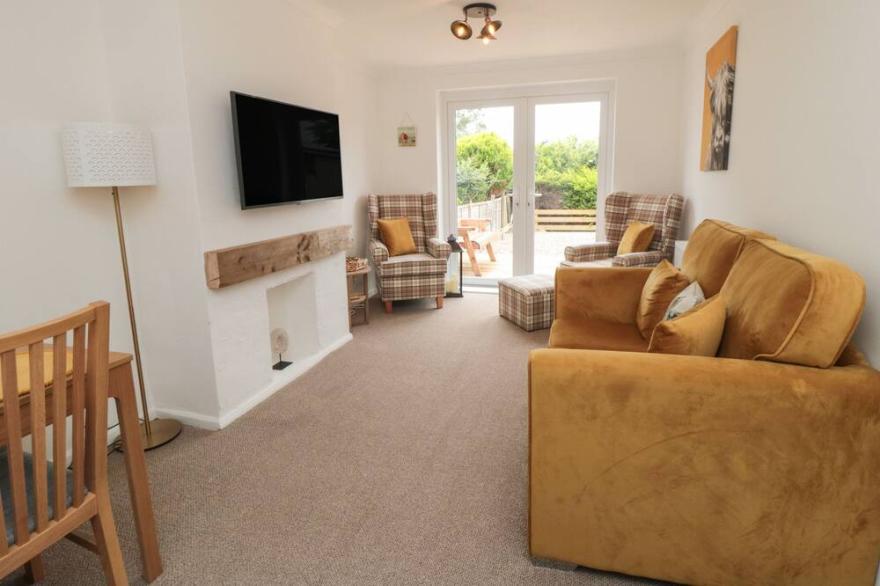 IRIS, pet friendly, character holiday cottage in Bridlington