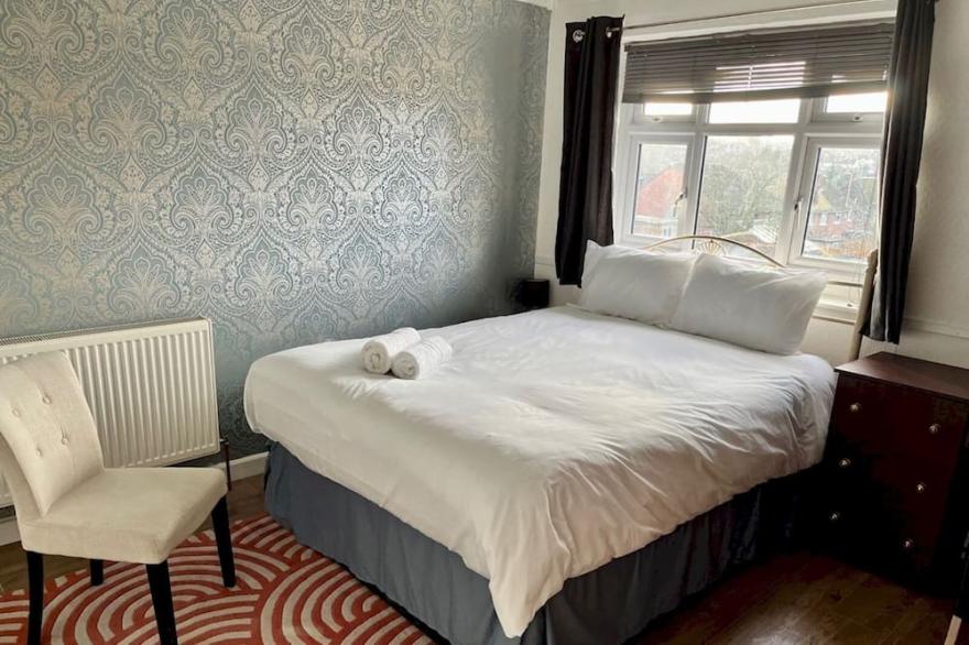 Pass the Keys | Stylish Family Friendly 3 Bed home with Parking